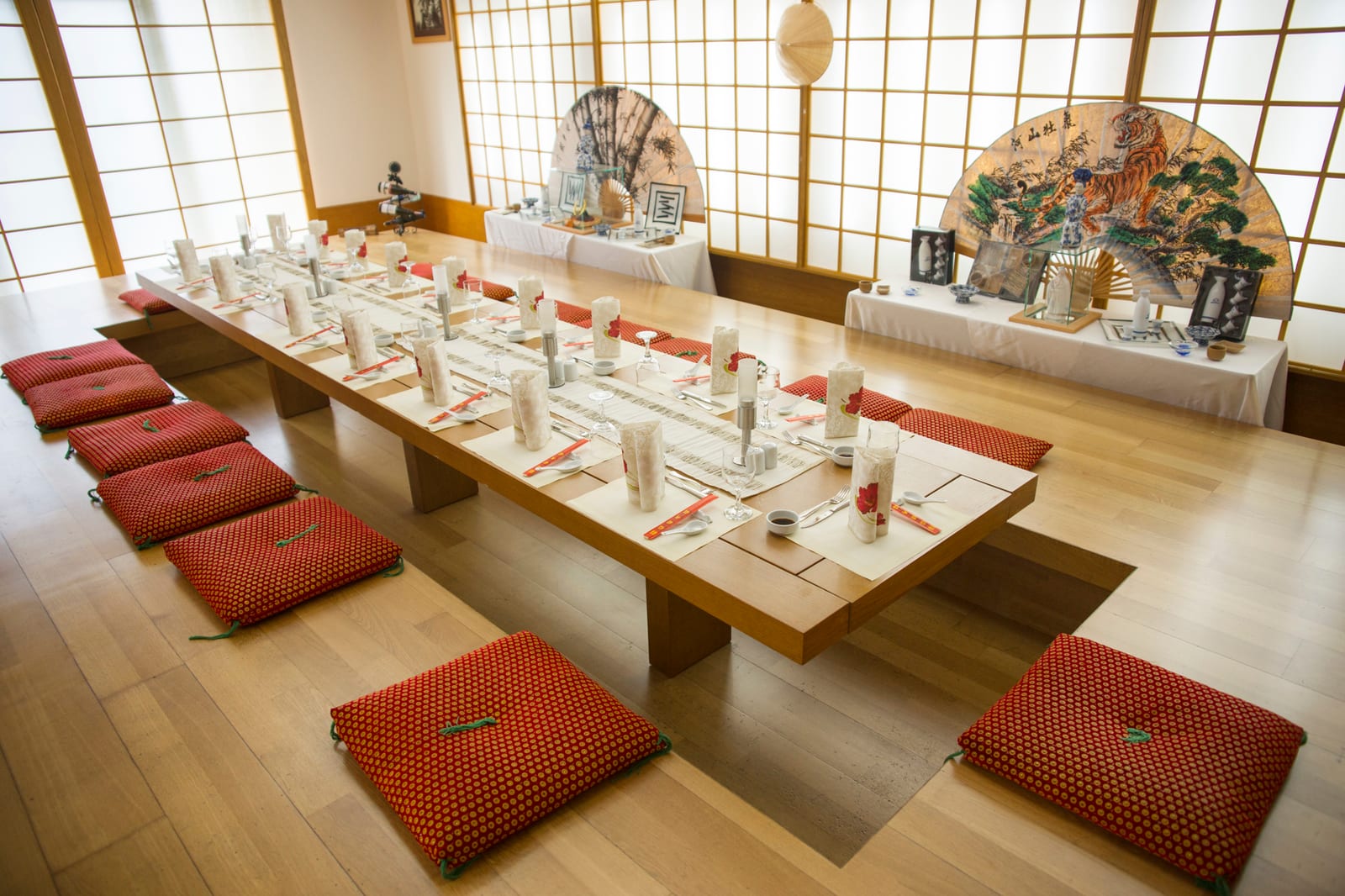看板が立ち並ぶ東京の交差点を、腕を組みながら歩く二人の女性。